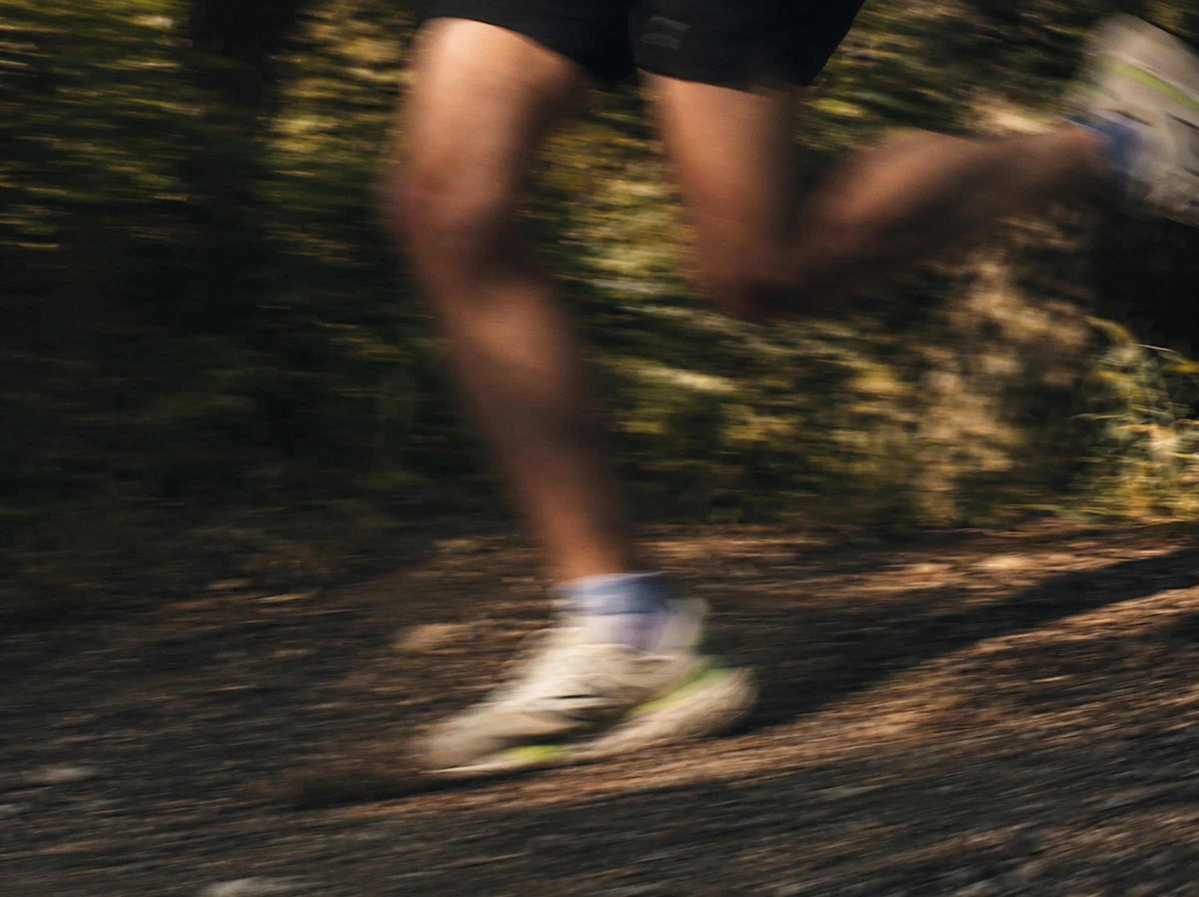 Un coureur en mouvement sur un chemin
